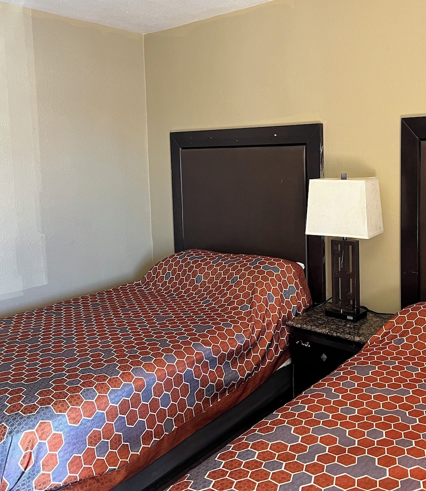 Carl's Motel - photo 12