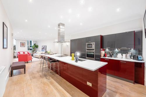 Casa Italia near Hyde Park & Kensington High Street Wifi & Washing Machine FREE Luggage Storage Available Nearby — 4-Star Luxury Hotel in London, United Kingdom