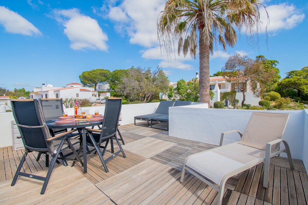 Casa Vista do Mar Cozy Townhouse in Carvoeiro — 4-Star Luxury Hotel in Lagoa, Portugal