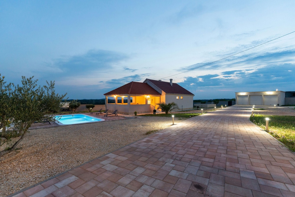 Villa Zrilic ZadarVillas — 4-Star Luxury Hotel in Benkovac, Croatia