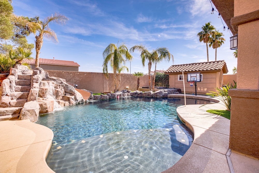 Large Las Vegas Home w Pool Hot Tub Game Room