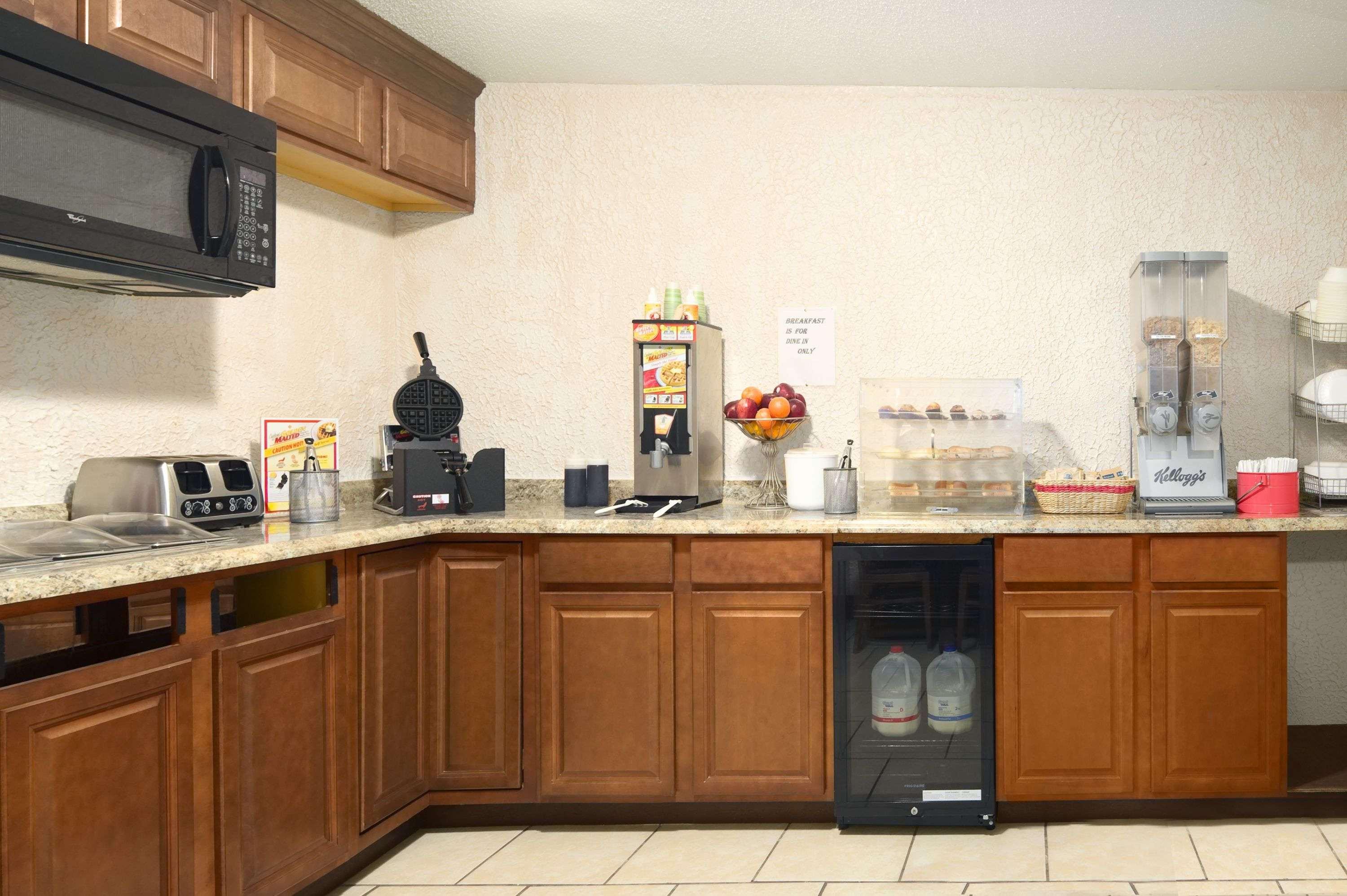 Days Inn by Wyndham Brunswick St. Simons Area - photo 16