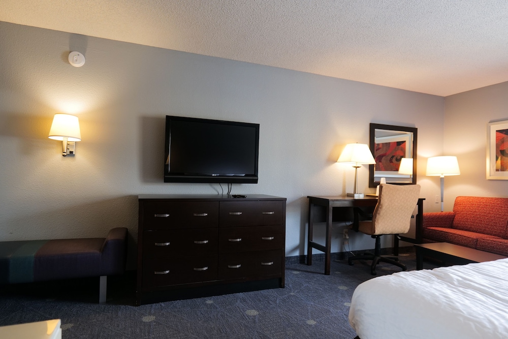 Baymont by Wyndham Flint Airport North - photo 16