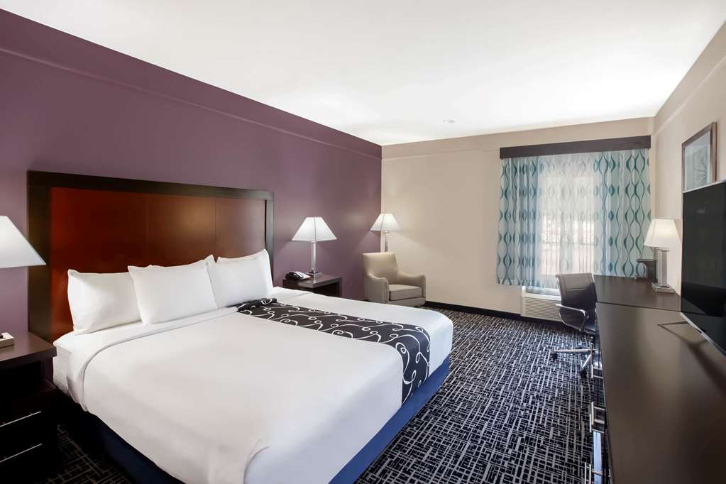 La Quinta Inn & Suites by Wyndham Lubbock North - photo 13