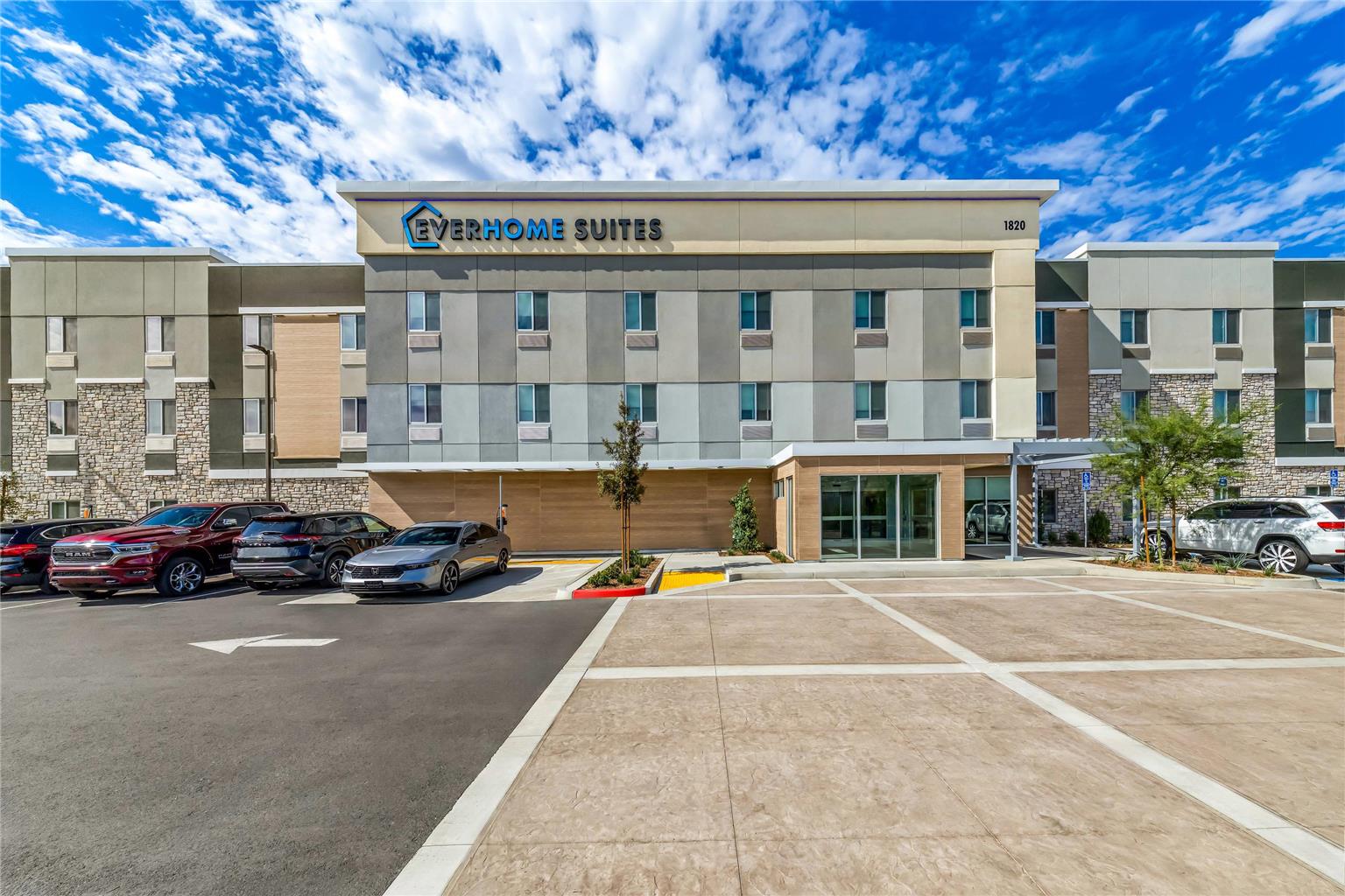 Everhome Suites Ontario — Ontario