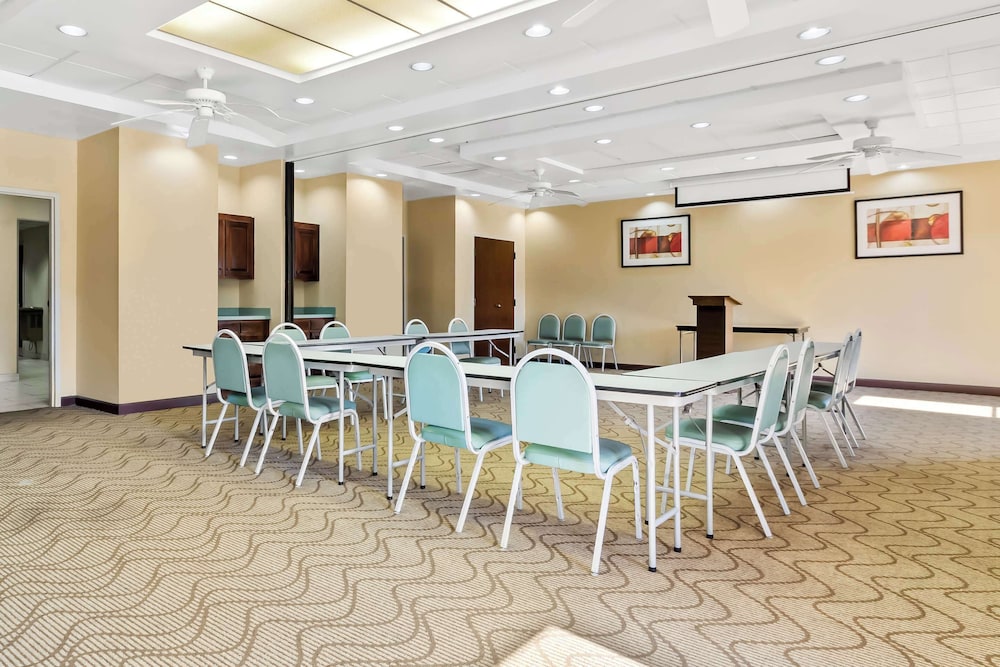 Comfort Suites Lumberton North - photo 35