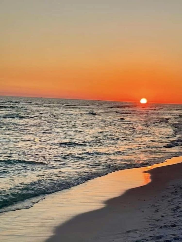 Destin Holiday Beach Resort — hotel near Destin Executive Airport
