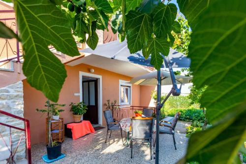 Chubi 2BR apt parking terrace bbq vegetable garden — 4-Star Luxury Hotel in Zadar, Croatia
