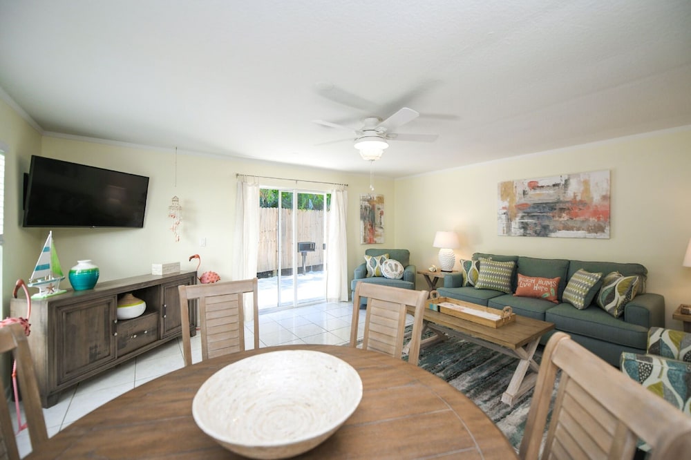 Living the Dream By Beachside Management — 4-Star Luxury Hotel in Siesta Key, United States