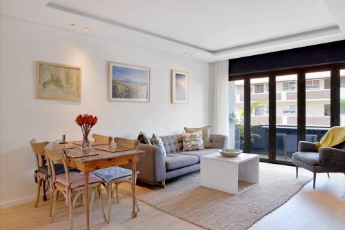 Chic Urban Escape: 2 Bedroom 2 Bath near Table Mountain — 4-Star Luxury Hotel in Cape Town, South Africa