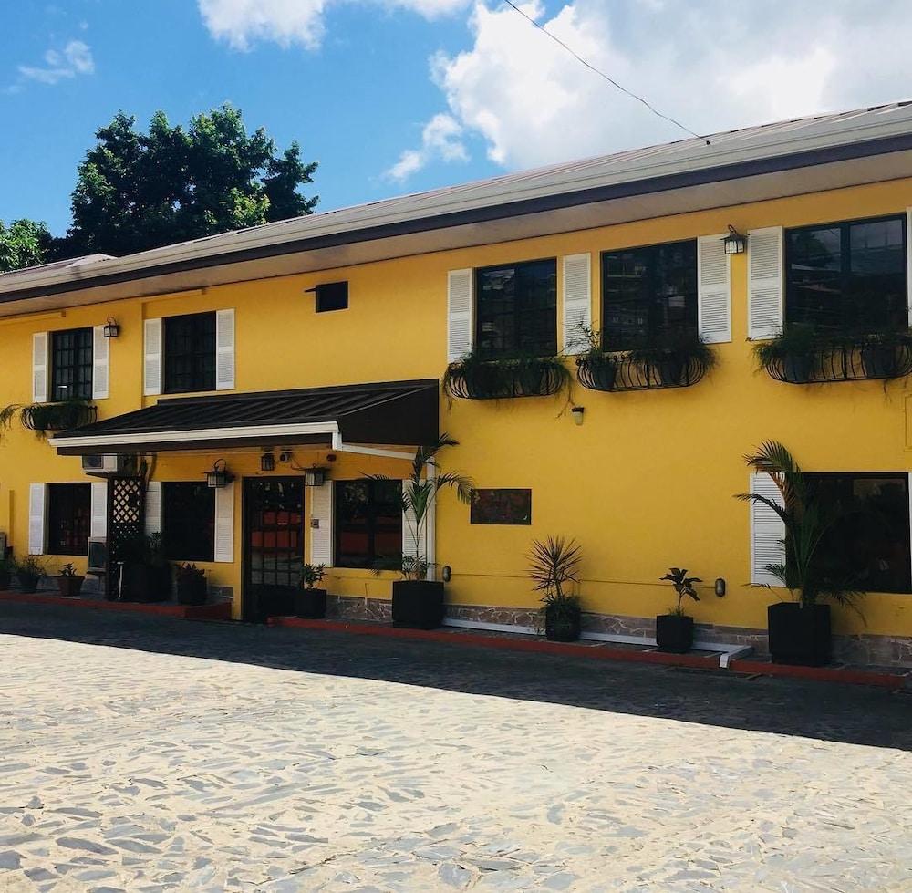 Coblentz Inn Boutique Hotel