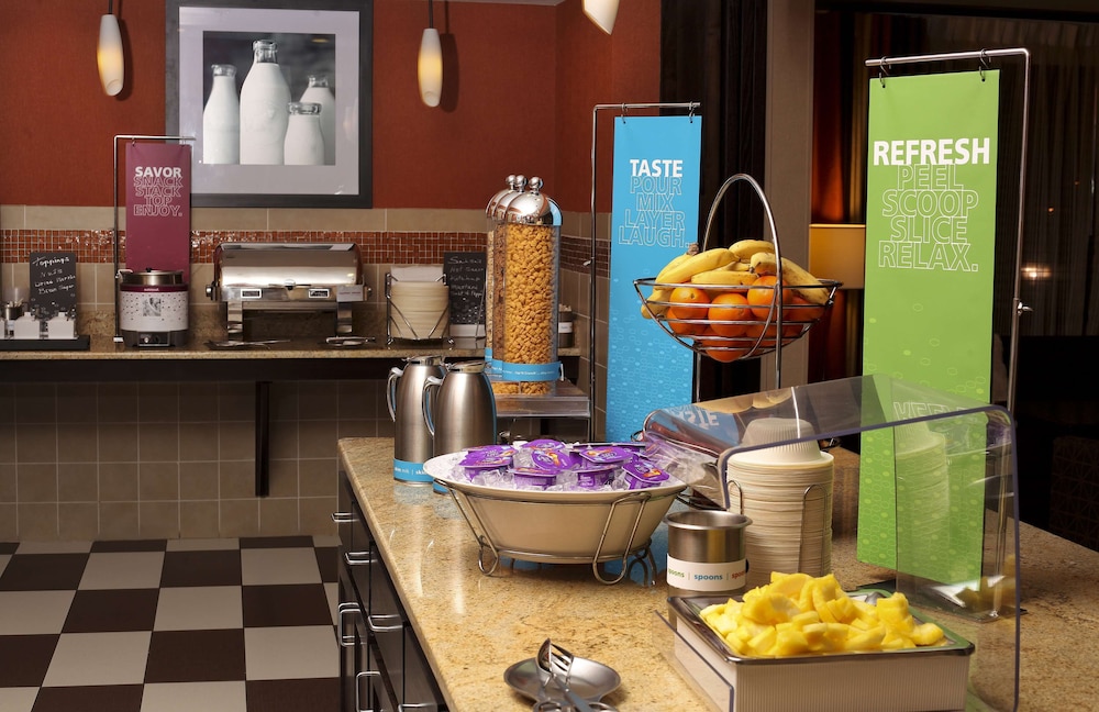 Hampton Inn & Suites by Hilton Fargo Medical Center - photo 23