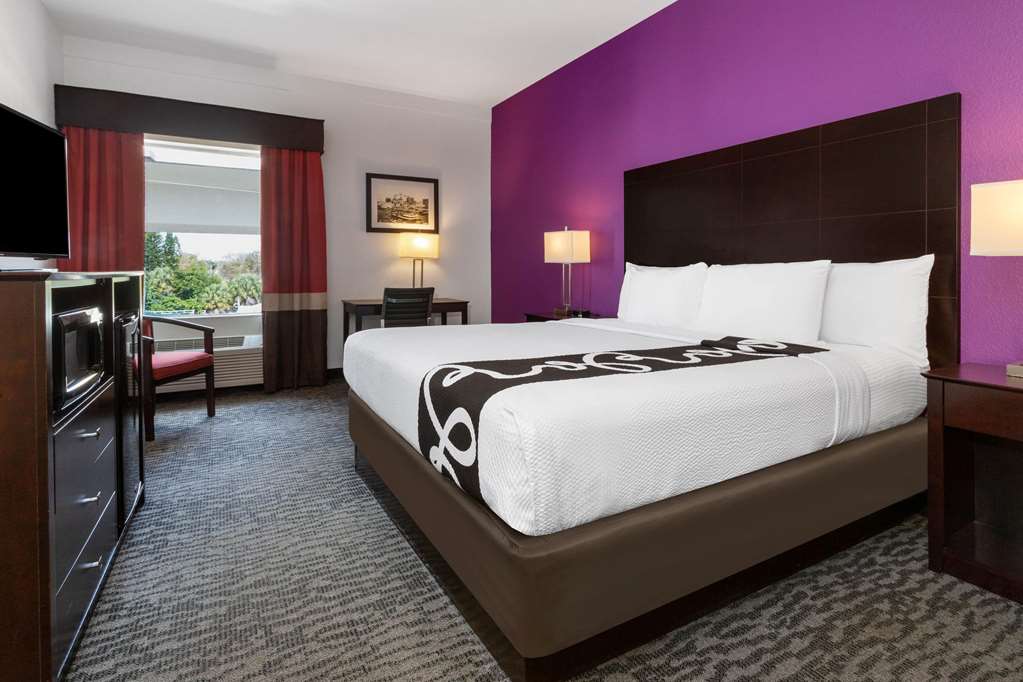 La Quinta Inn & Suites by Wyndham Tampa Bay Area Tampa South - photo 15