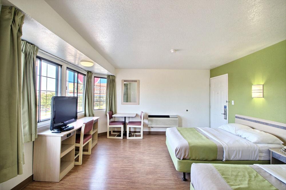 Motel 6 Milwaukee West Brookfield - photo 19