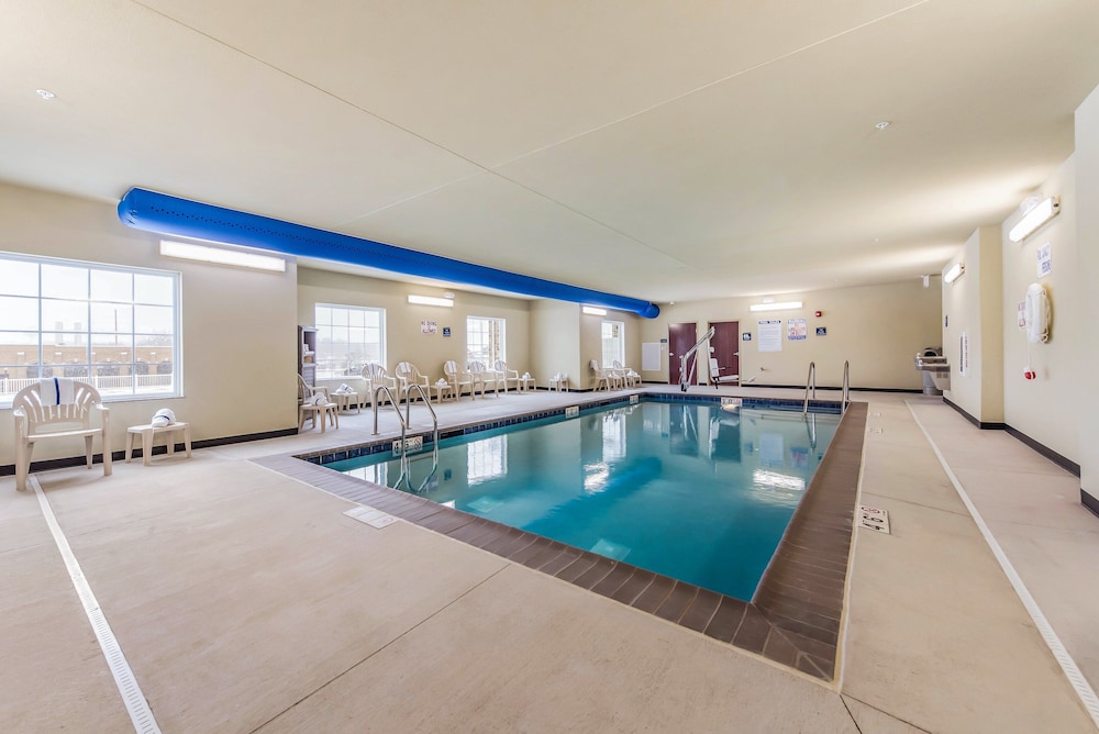 Cobblestone Hotel & Suites Hutchinson - photo 39
