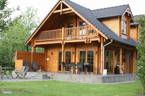 Houten Villa Dirk — 4-Star Luxury Hotel in Den Ham, Netherlands