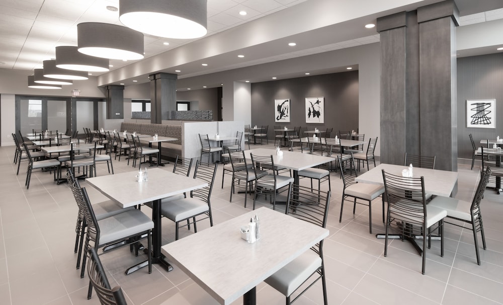 Embassy Suites by Hilton Kansas City Olathe - photo 29