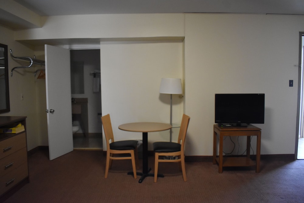 South Hills Motel - photo 22
