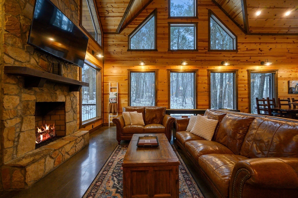 Cabin Vibe Bunkroom 3 King Firepit Shuffleboard — 5-Star Luxury Hotel in Broken Bow, United States