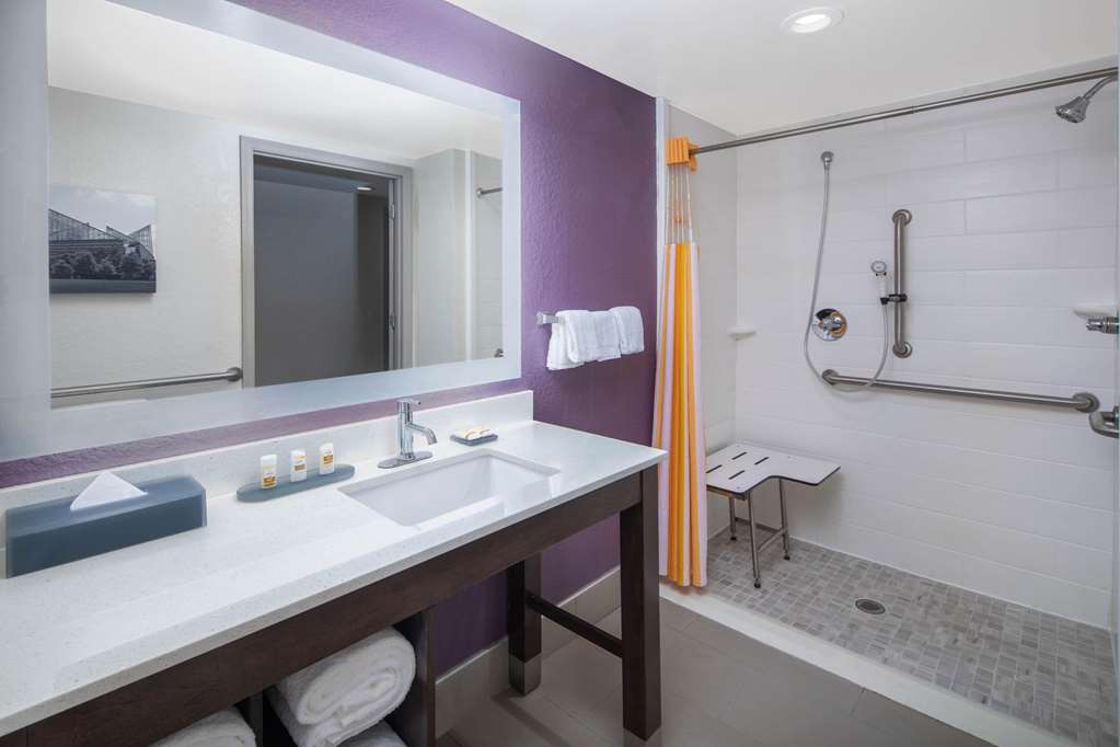 La Quinta Inn & Suites by Wyndham Chattanooga East Ridge - photo 20