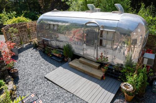Dixie Airstream Retro 1970s American Airstream close to Windermere — hotel in Staveley