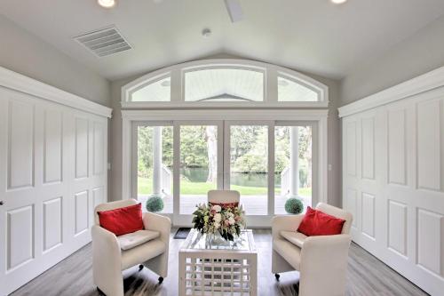 Contemporary Tacoma Cottage with Deck and Pond — 4-Star Luxury Hotel in Tacoma, United States