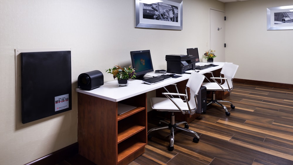 Holiday Inn Hotel & Suites Warren by IHG - photo 33