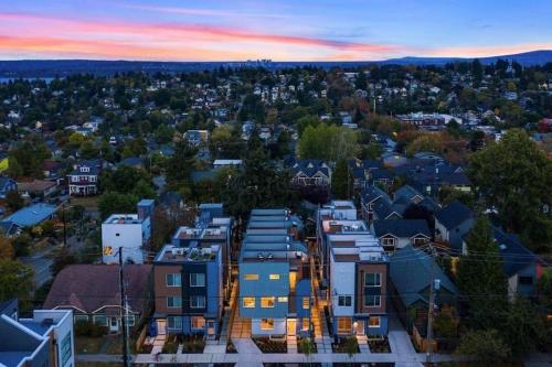 New modern Nordic style home View Rooftop deck — 4-Star Luxury Hotel in Seattle, United States