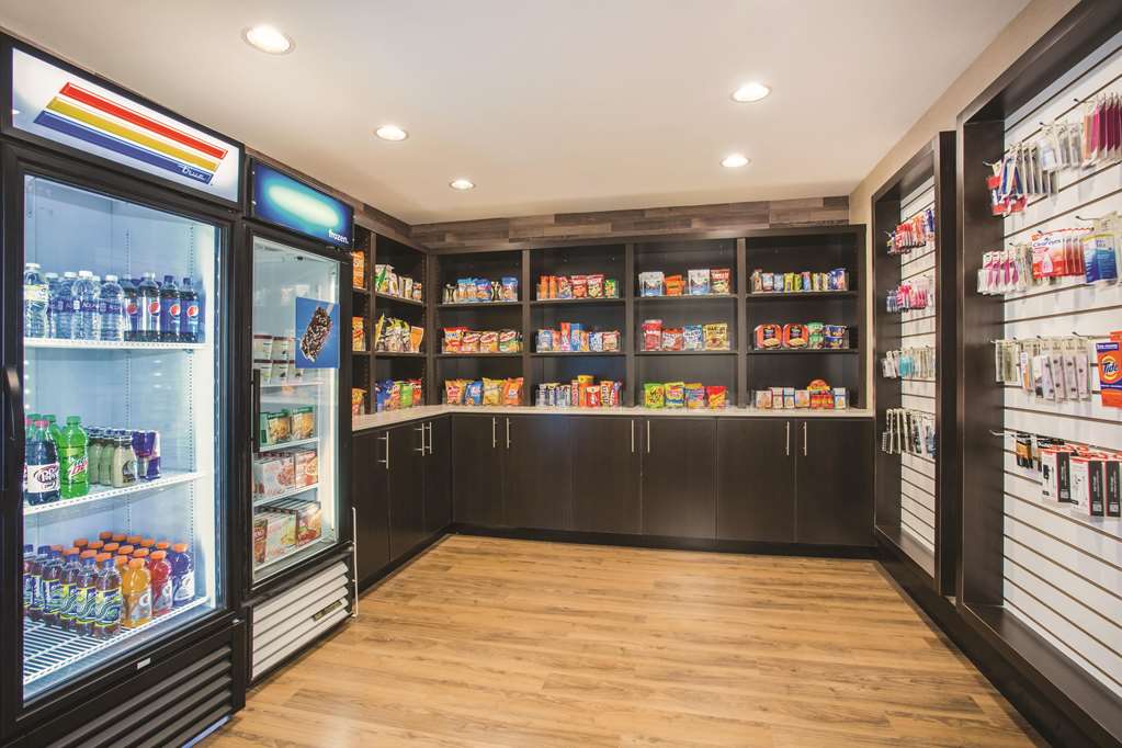 La Quinta Inn & Suites by Wyndham Ely - photo 30