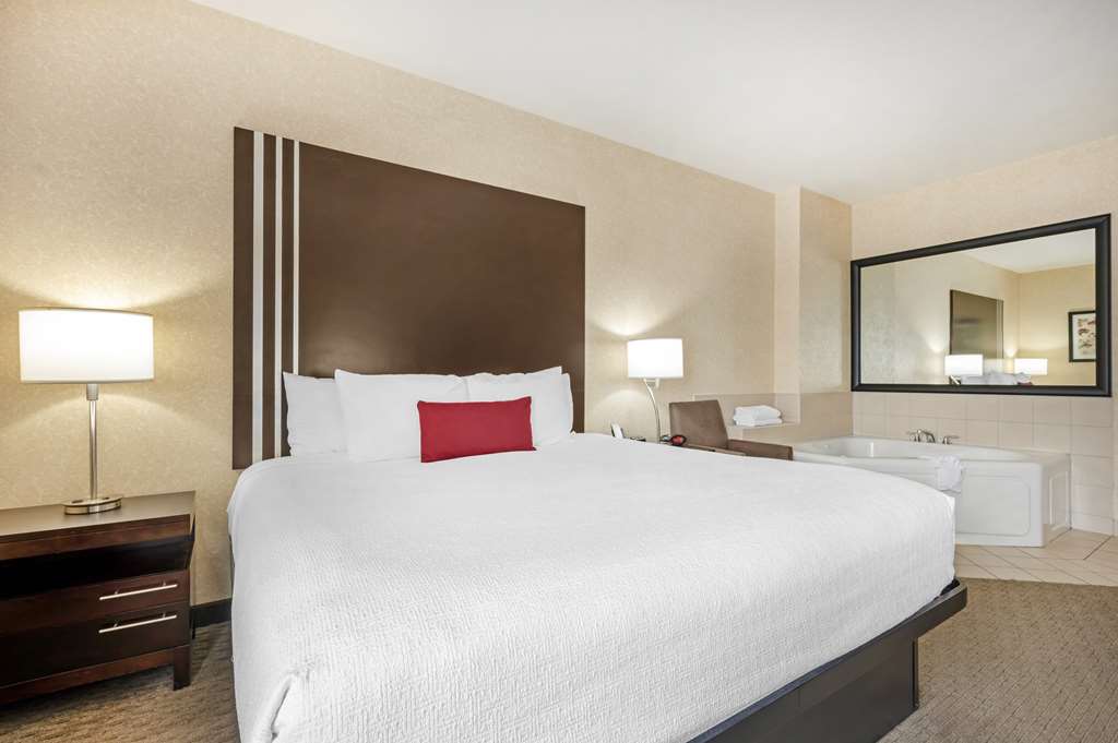 Best Western Plus Howe Inn - photo 13