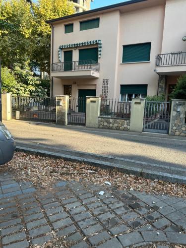 Villetta centro Imola 4 persone in matrimoniale una piazza e mezzo e un singolo con parcheggio privato gratuito in Imola, Italy