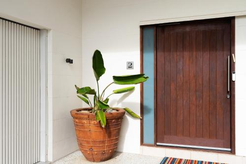 Chic Beachside Abode Sunrise Beach — Sunrise Beach — photo 2