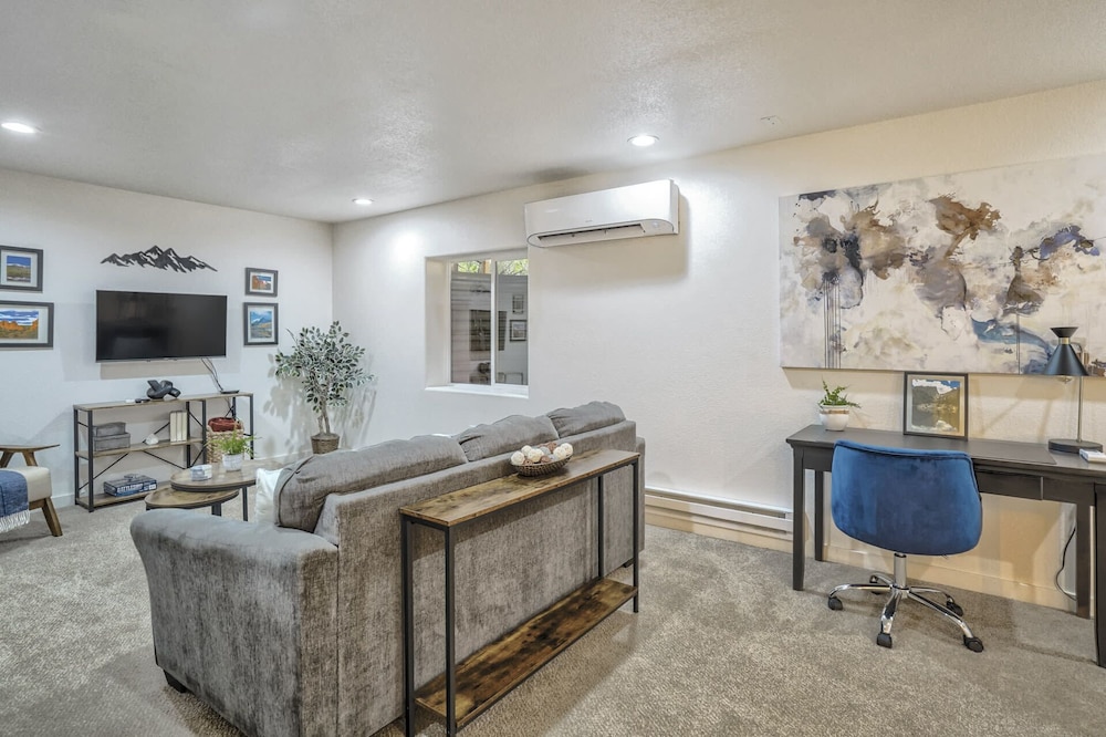 1BD Suitewalking Distance From Red Rocks in Colorado Springs, United States