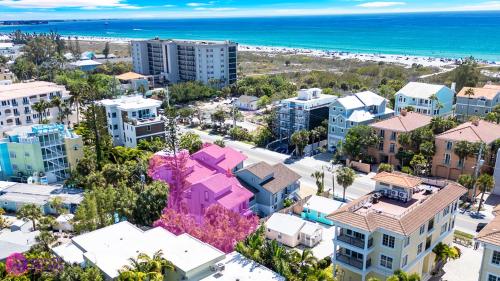 Beach Rd 300ft to Beach Access & 500ft to Siesta Key Village 1bdr in Siesta Key, United States