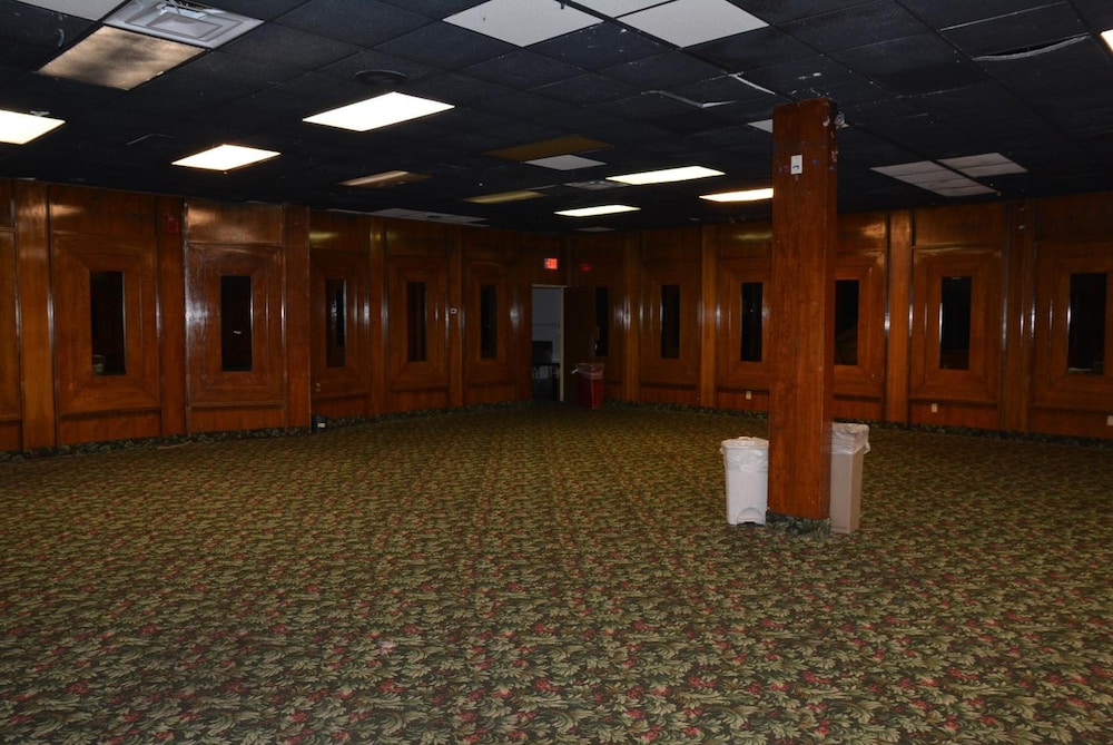 Lincoln Inn Express Hotel and Suites - photo 32