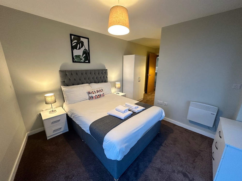 Adelphi Wharf Apartments by Beehosting — 4-Star Luxury Hotel in Salford, United Kingdom