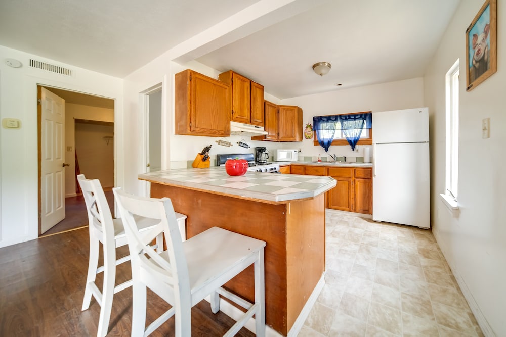 Charming Lake Erie Cottage On Main Strip 19319067 — Geneva