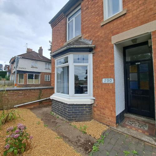 Huge 4 bed in the heart of Kettering — 4-Star Luxury Hotel in Kettering, United Kingdom
