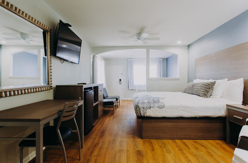 Scottish Inns and Suites Near Kemah Boardwalk - photo 26