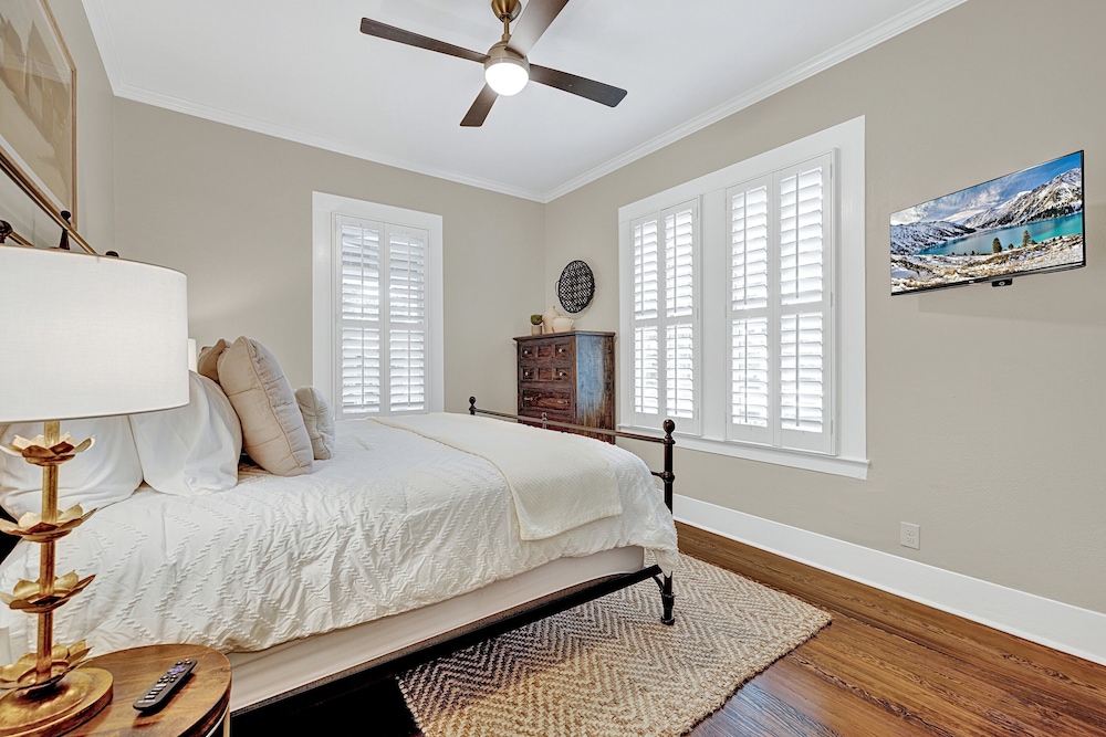 Heart of Fredericksburg With Pool Hot tub&grill - photo 3