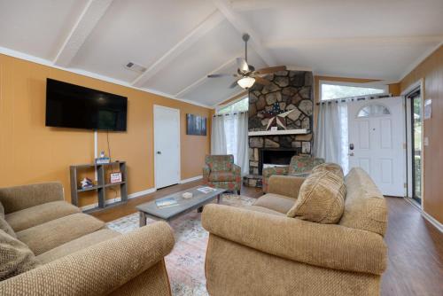 Columbus Cabin Wooded Retreat W Large Yard — 4-Star Luxury Hotel in Columbus, United States
