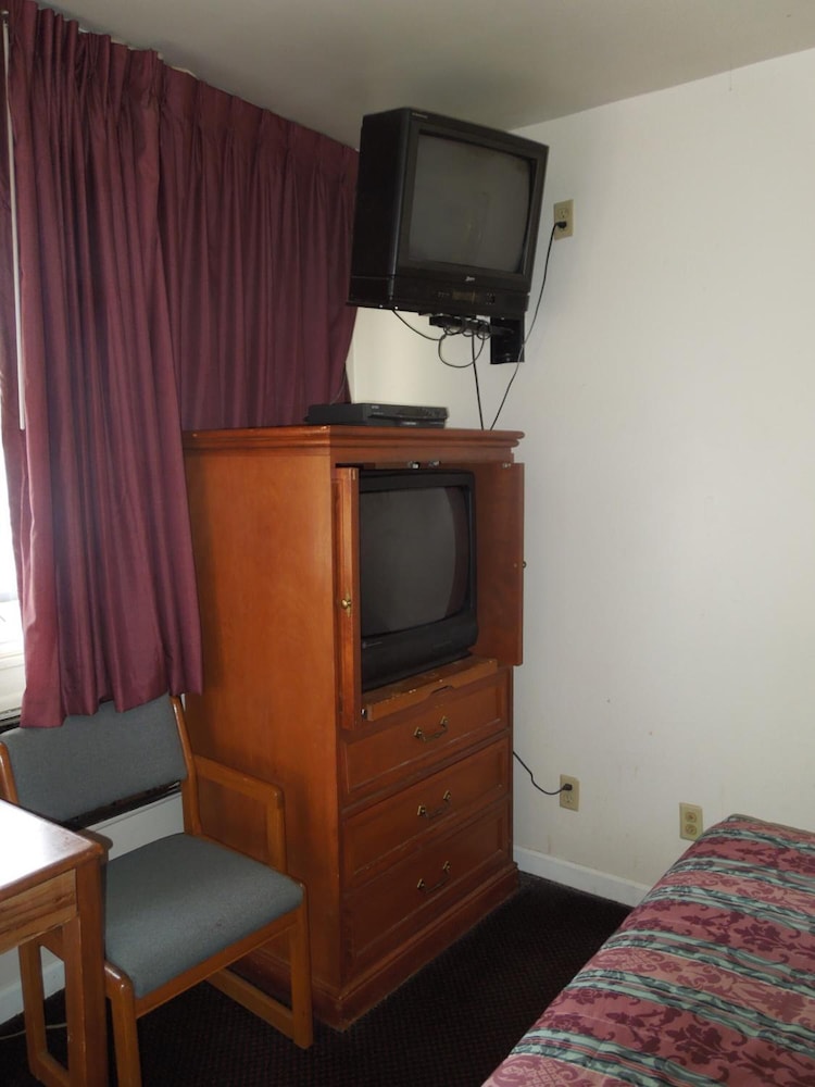 Lee's Motel - photo 11