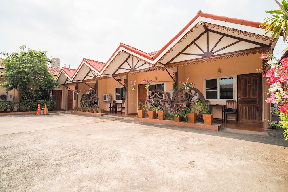 OYO 654 Samanmit Inn Hotel in Sattahip, Thailand