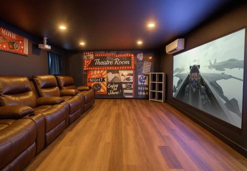 5BR Retreat with Theater and Game Room with Pool in San Antonio, United States