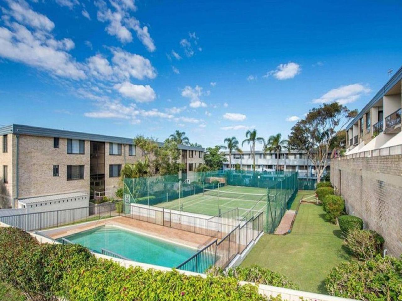 14 The Dunes large unit with pool tennis court and directly across from Fingal beach — 4-Star Luxury Hotel in Fingal Bay, Australia
