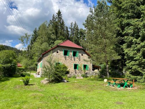 Chalupa pod lipenskou hrází — hotel in Loucovice