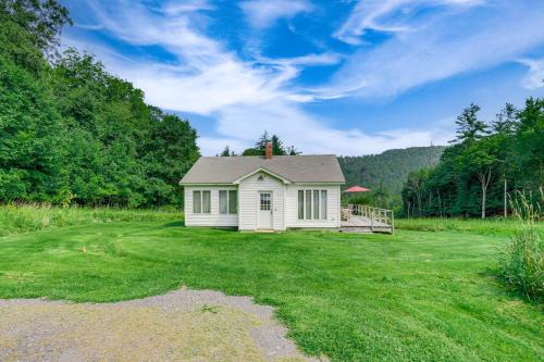 Hawley Home w Deck: 4 Mi to Berkshire East Resort — hotel in Charlemont