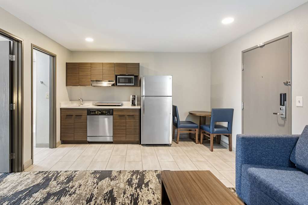 Best Western Plus Bourbonnais Hotel & Suites - photo 18