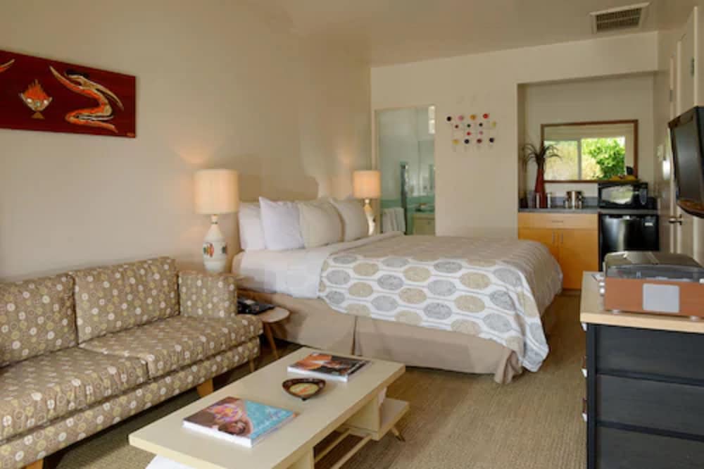 The Hideaway 21 and Over a Town and Desert Boutique Hotel - photo 2