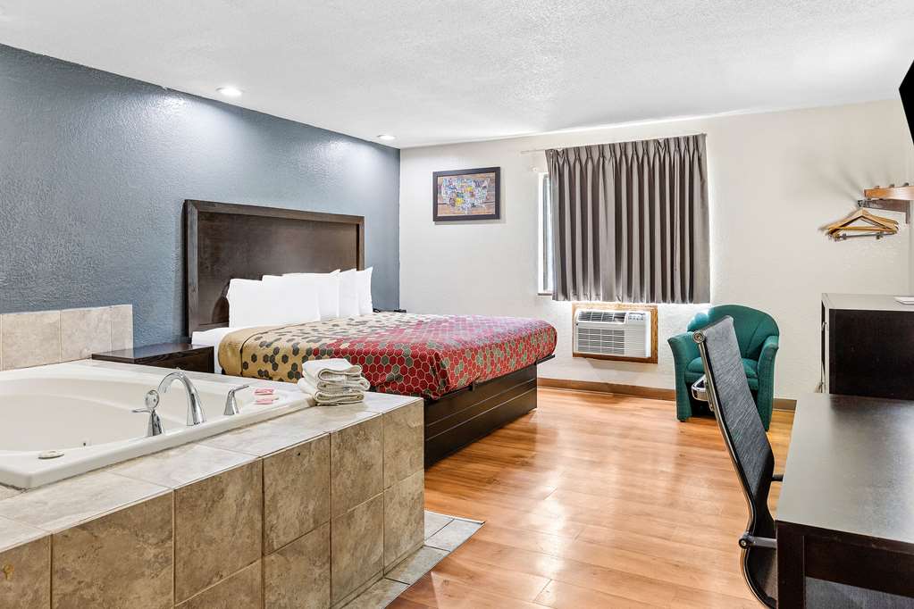 Econo Lodge Akron Copley Northwest - photo 27